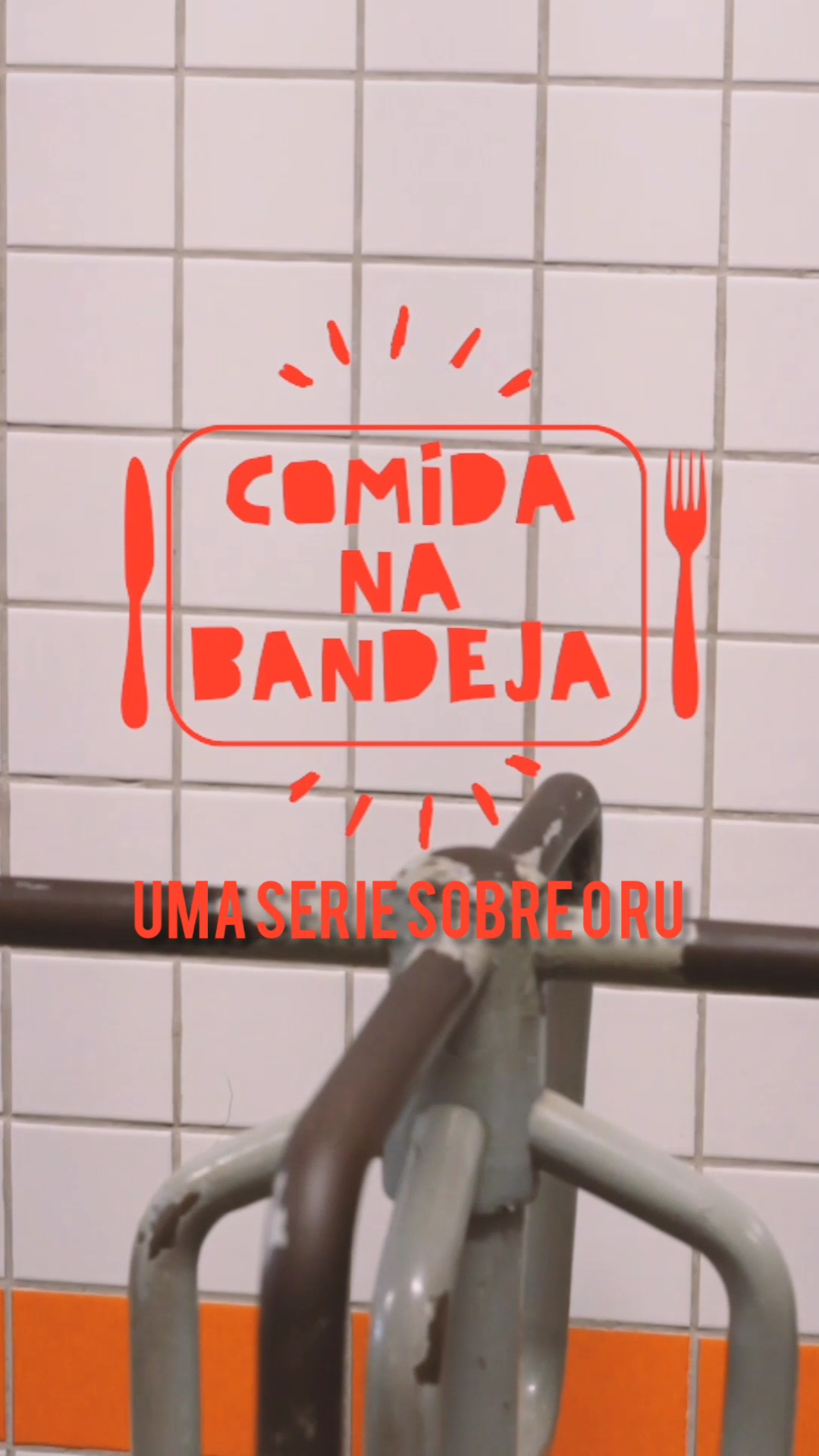 Comida na bandeja
